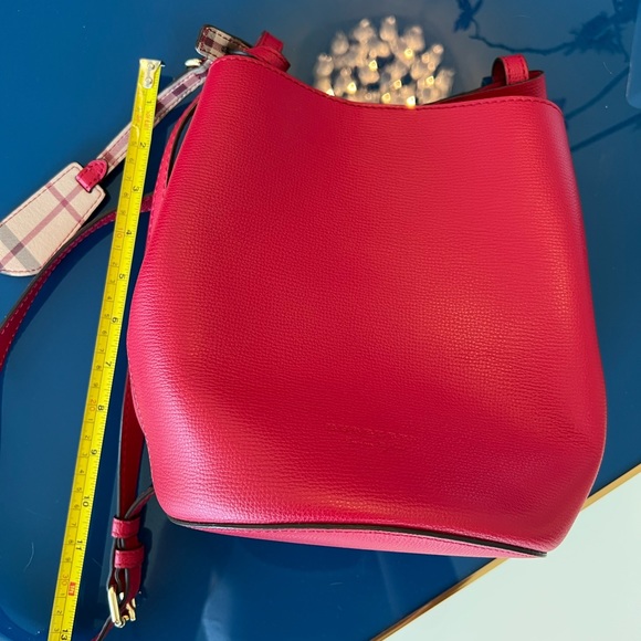 Burberry Small Lorne Bucket Bag - Picture 4 of 8